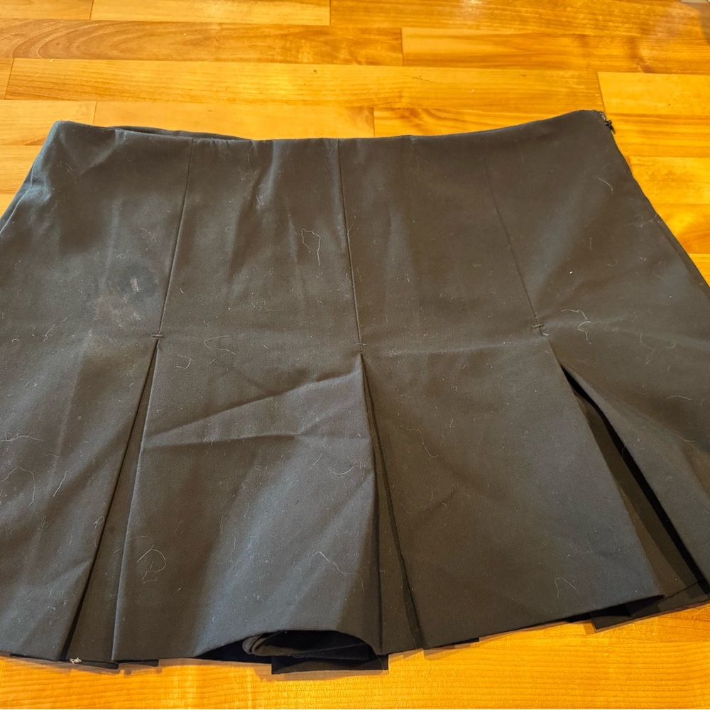 Zara Black Mini Skater Shorts with Pleated Style for Work